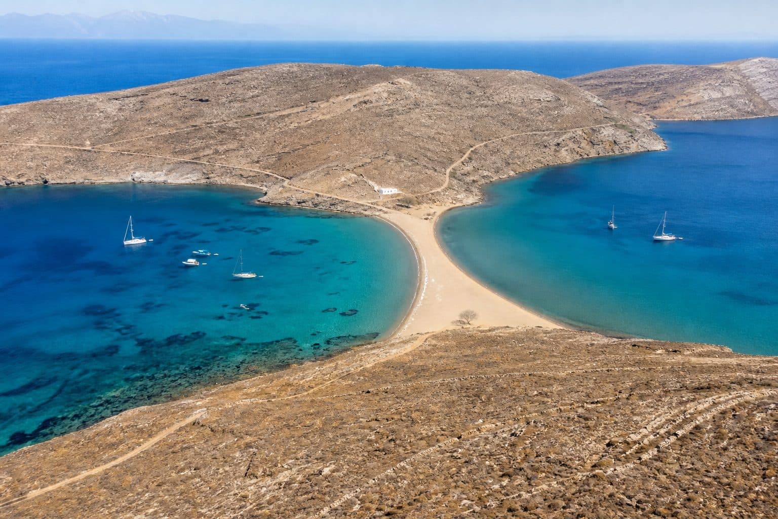 Baie de Kolona à Kythnos, double plage de sable et eau turquoise