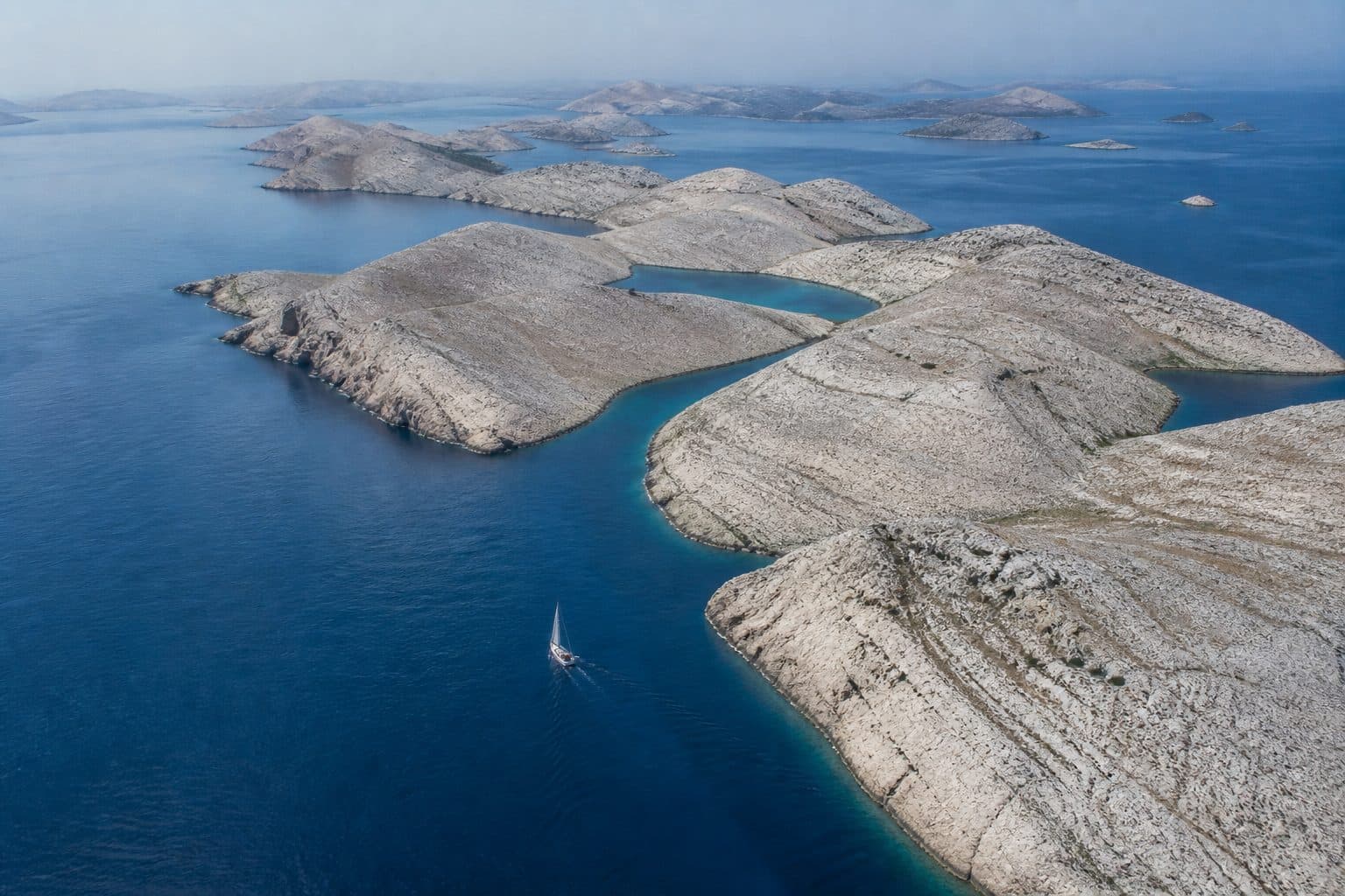 Chapelet d'îles minérales des Kornati vu depuis le mouillage