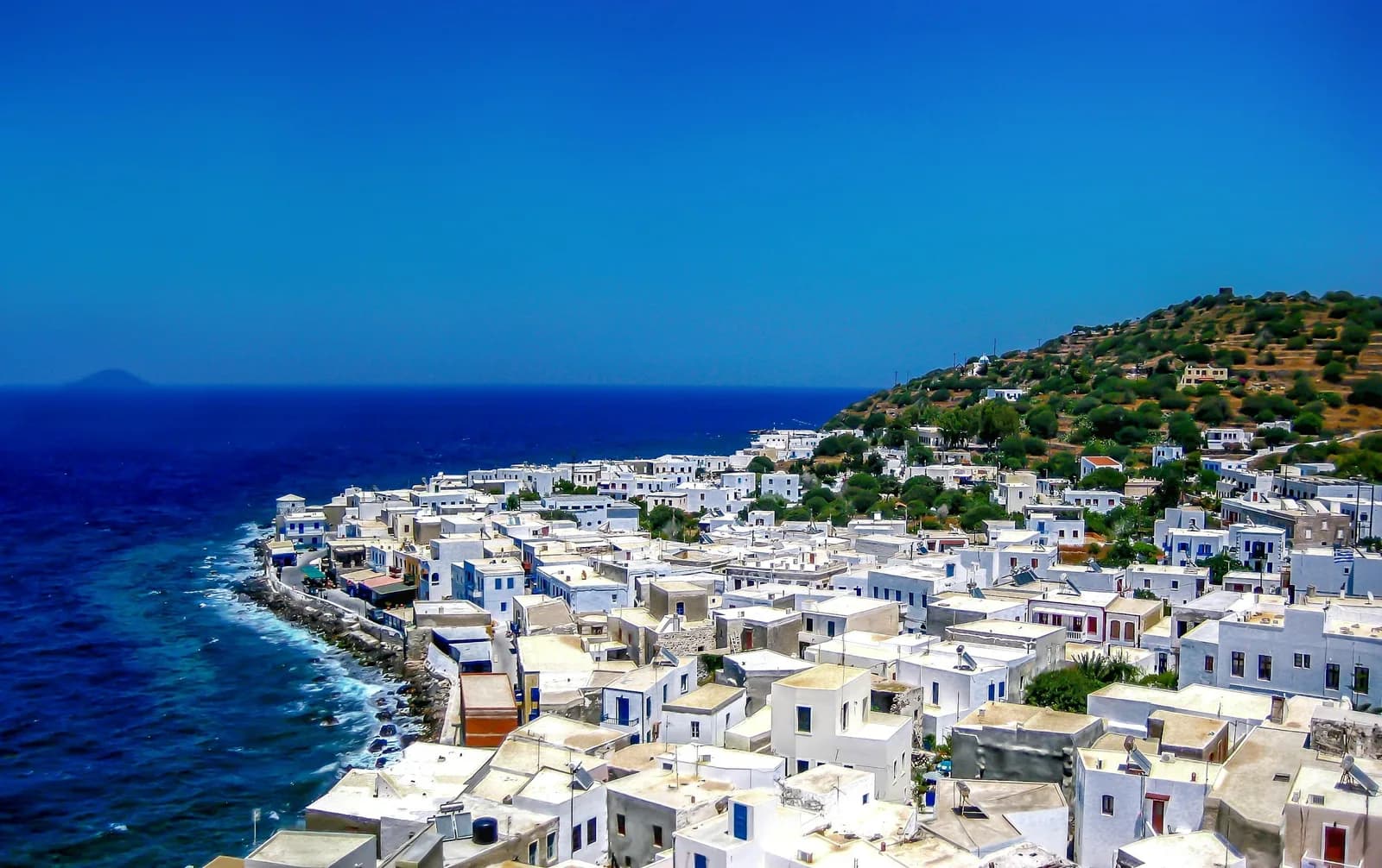 Maisons blanches au bord de mer à Nisyros