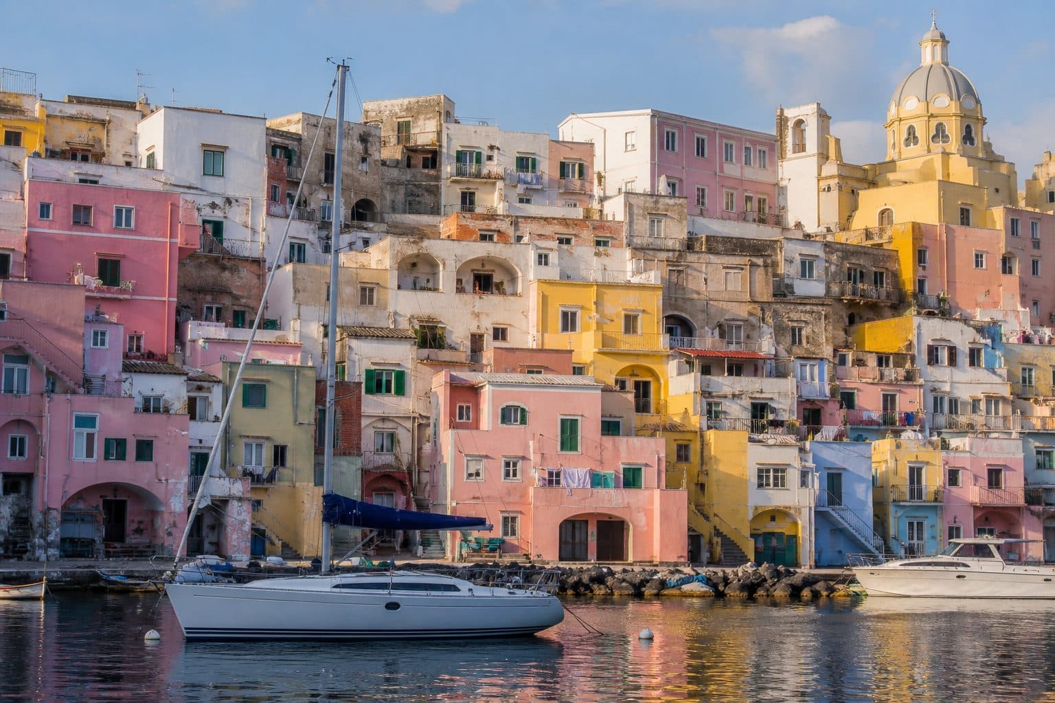 Maisons colorées du port de Procida vues depuis la mer