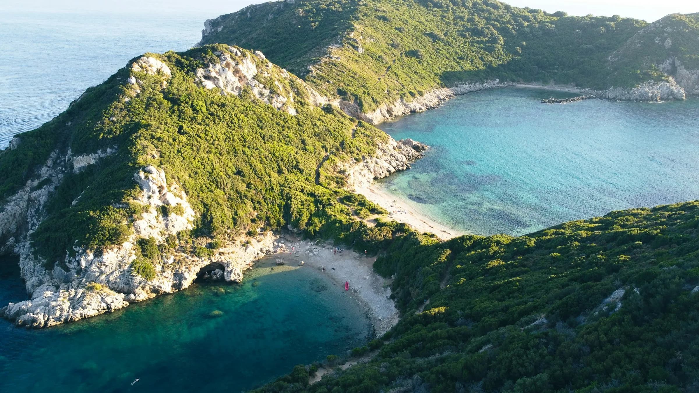 Les deux baies de Porto Timoni, à Corfou, entre les collines boisées