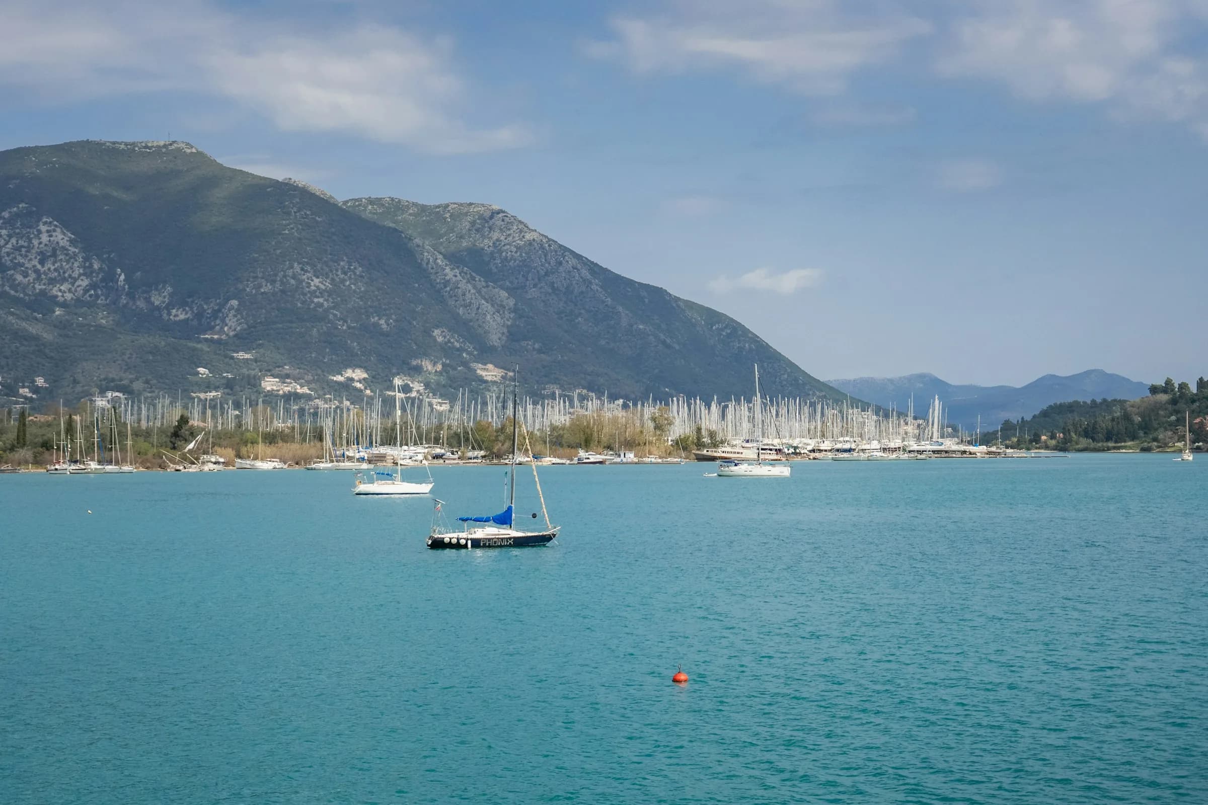 Voiliers dans la baie de Nidri à Lefkada, devant les montagnes