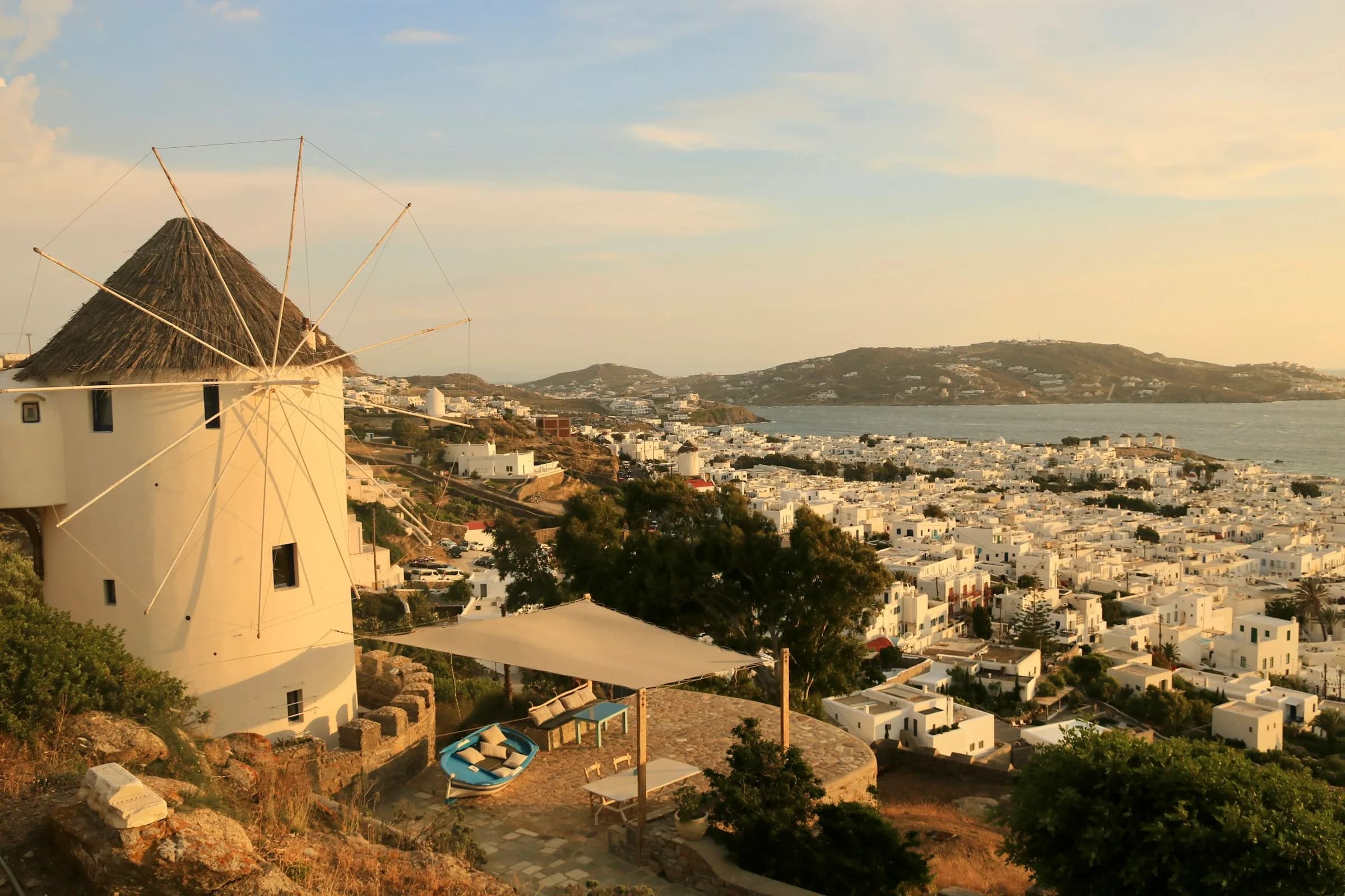 Un moulin de Mykonos au-dessus des maisons blanches et de la mer