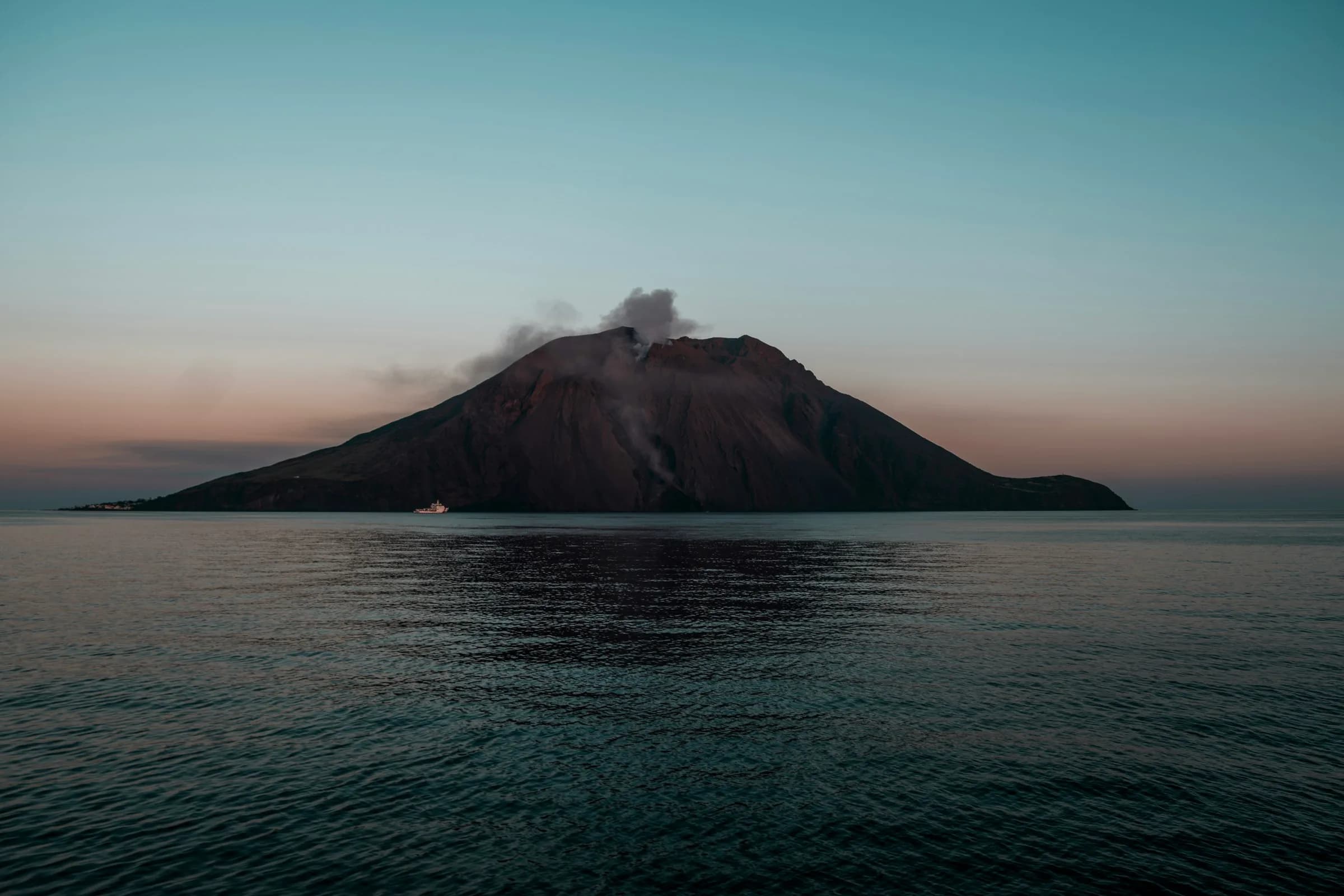 Le volcan Stromboli vu depuis la mer au crépuscule