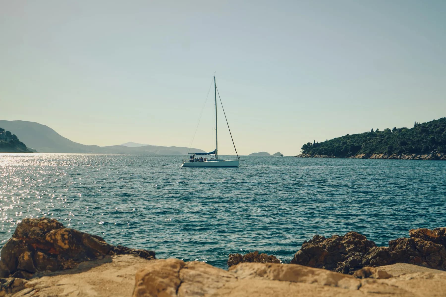 Un voilier devant la côte rocheuse de Dubrovnik