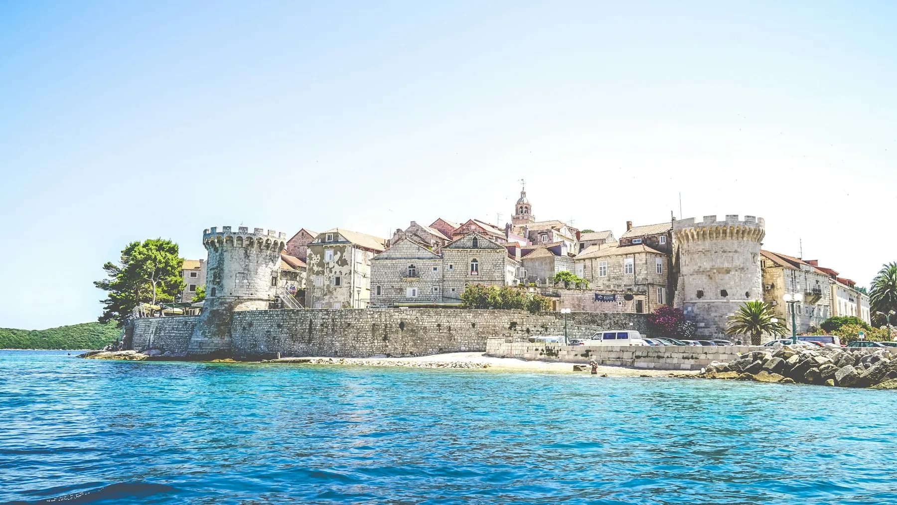 La vieille ville fortifiée de Korčula au bord de l'eau