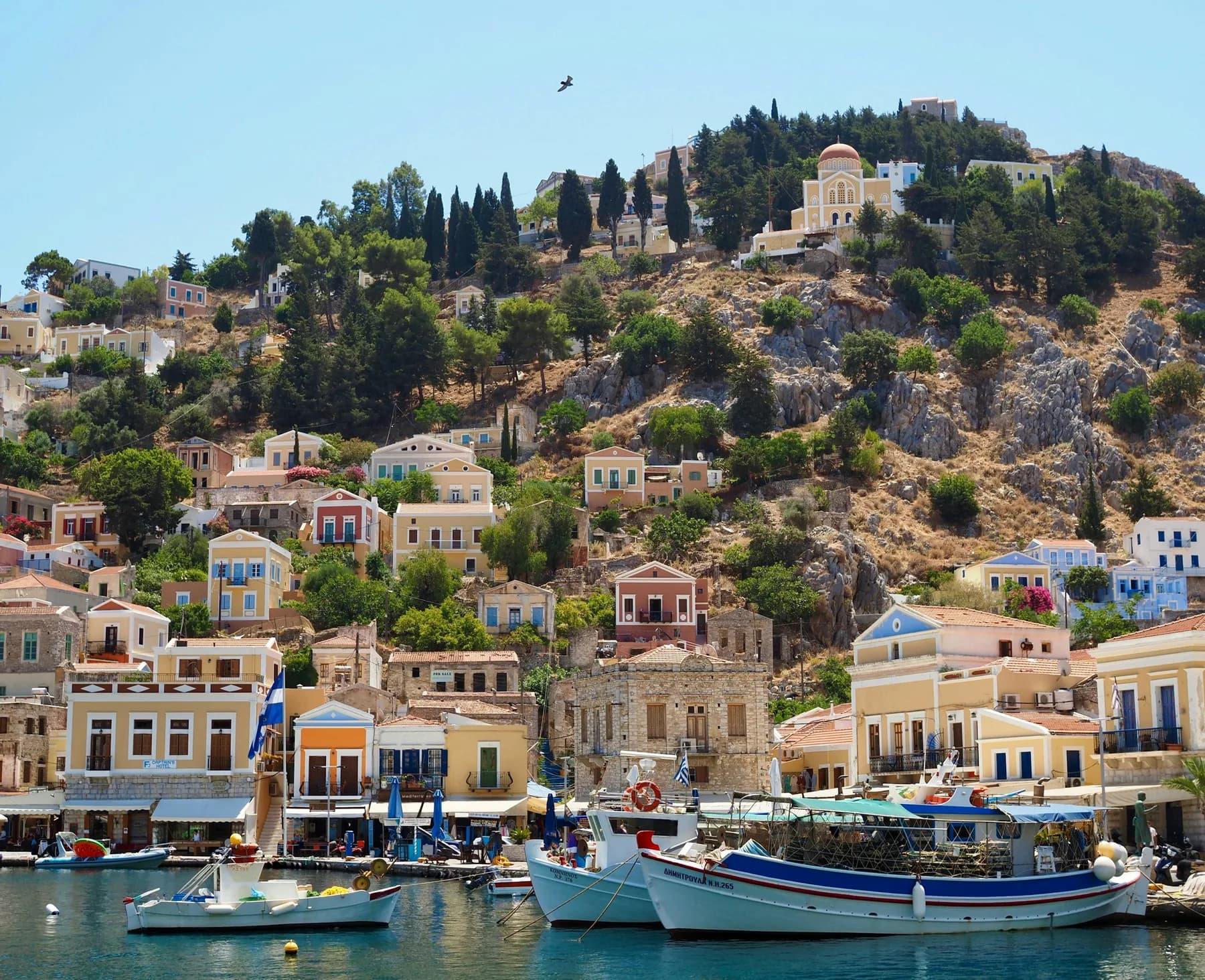 Un caïque devant les maisons néoclassiques de Symi