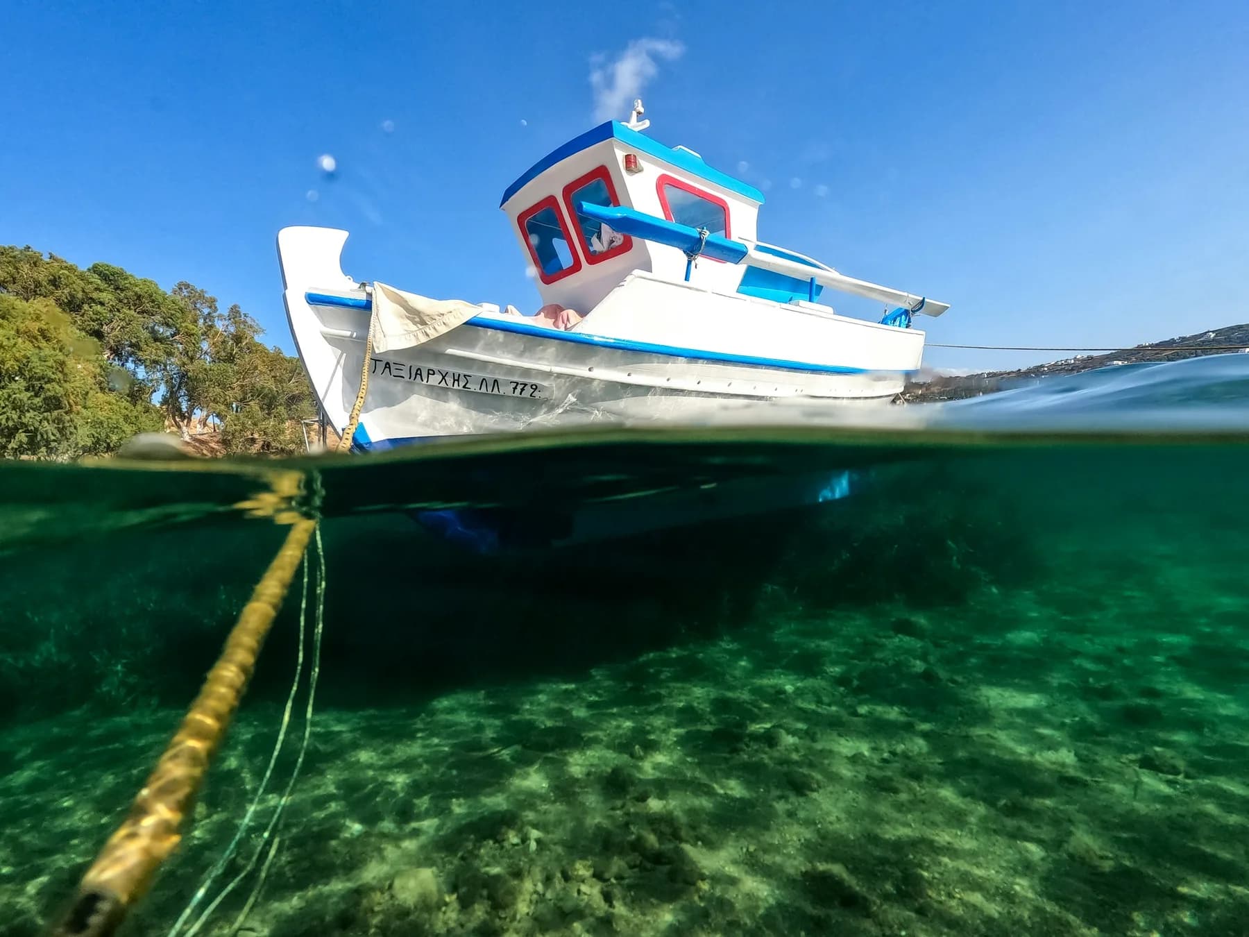 Un voilier au mouillage à Leros