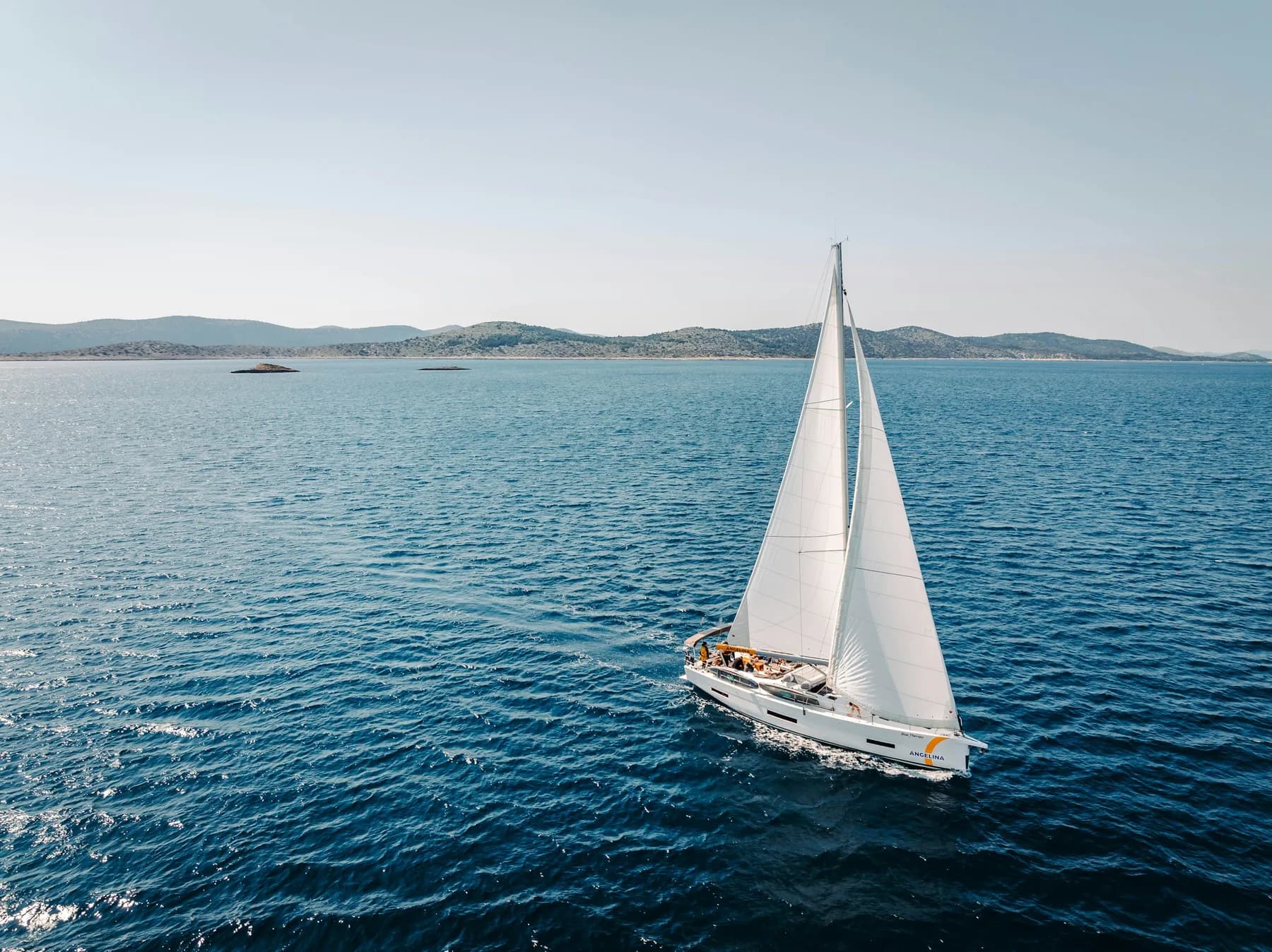 Un voilier glisse entre les îles des Kornati