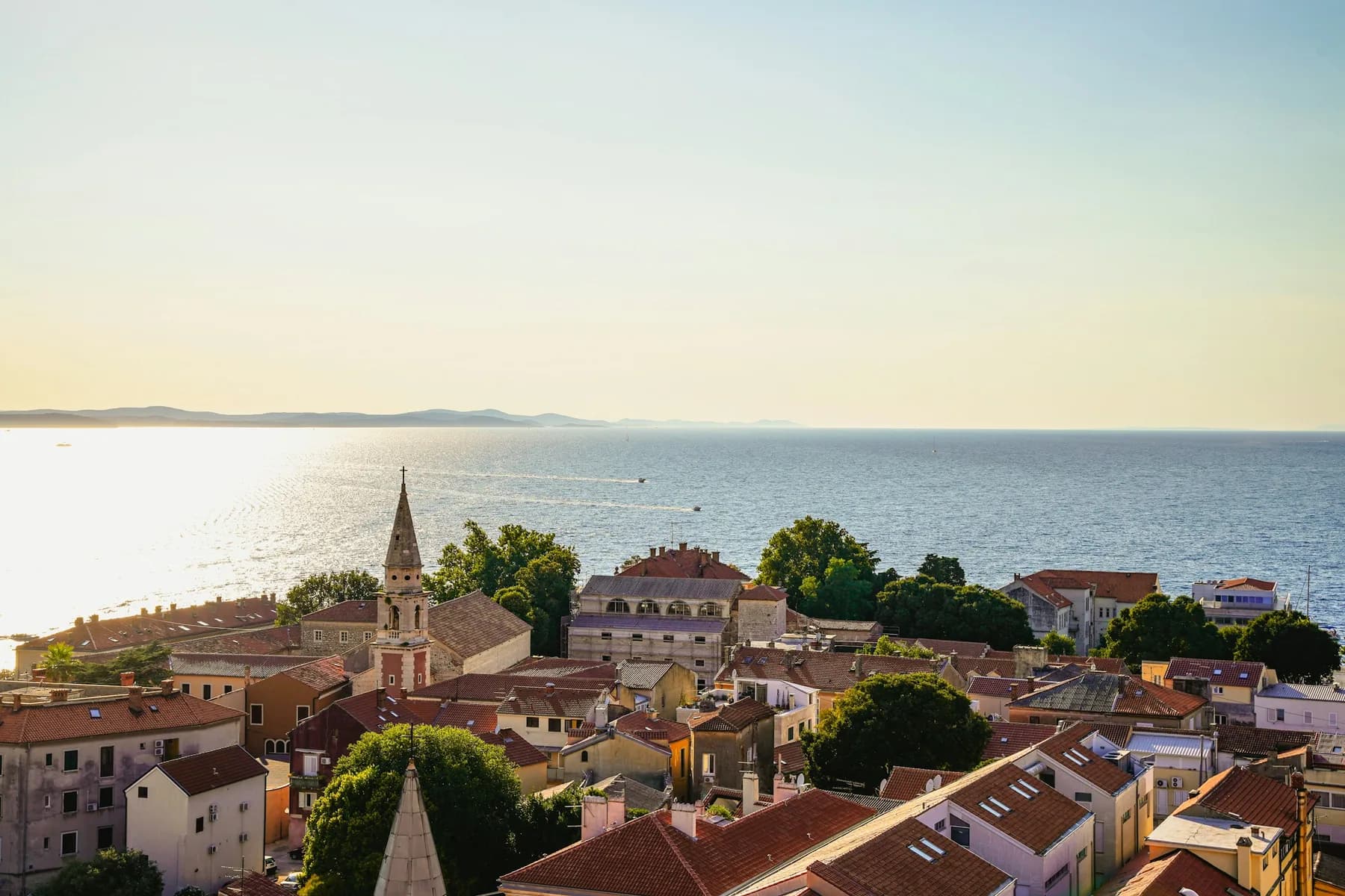 Zadar et sa presqu'île vues de la mer